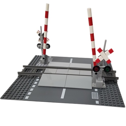 LG20030 bricksNblocks® bouwblokjes rechte wegplaat met spoorovergang met spoorbomen en stoplichten, compatibel met Mould King en Lego treinen